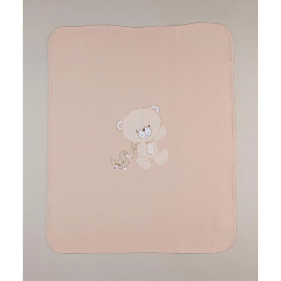 Manta de cuna con osito bordado