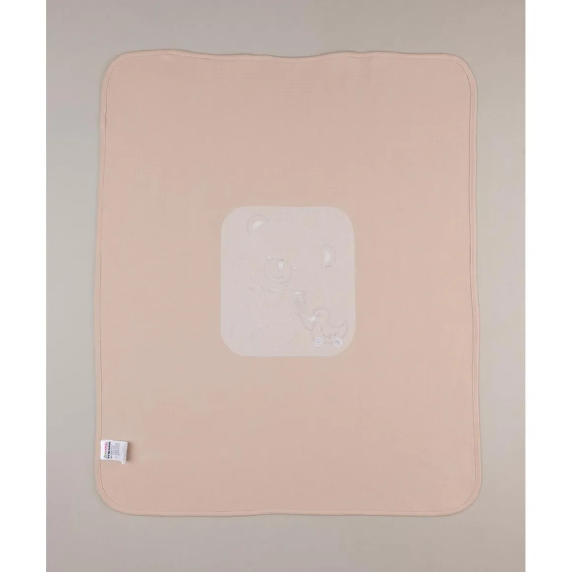 Manta de cuna con osito bordado