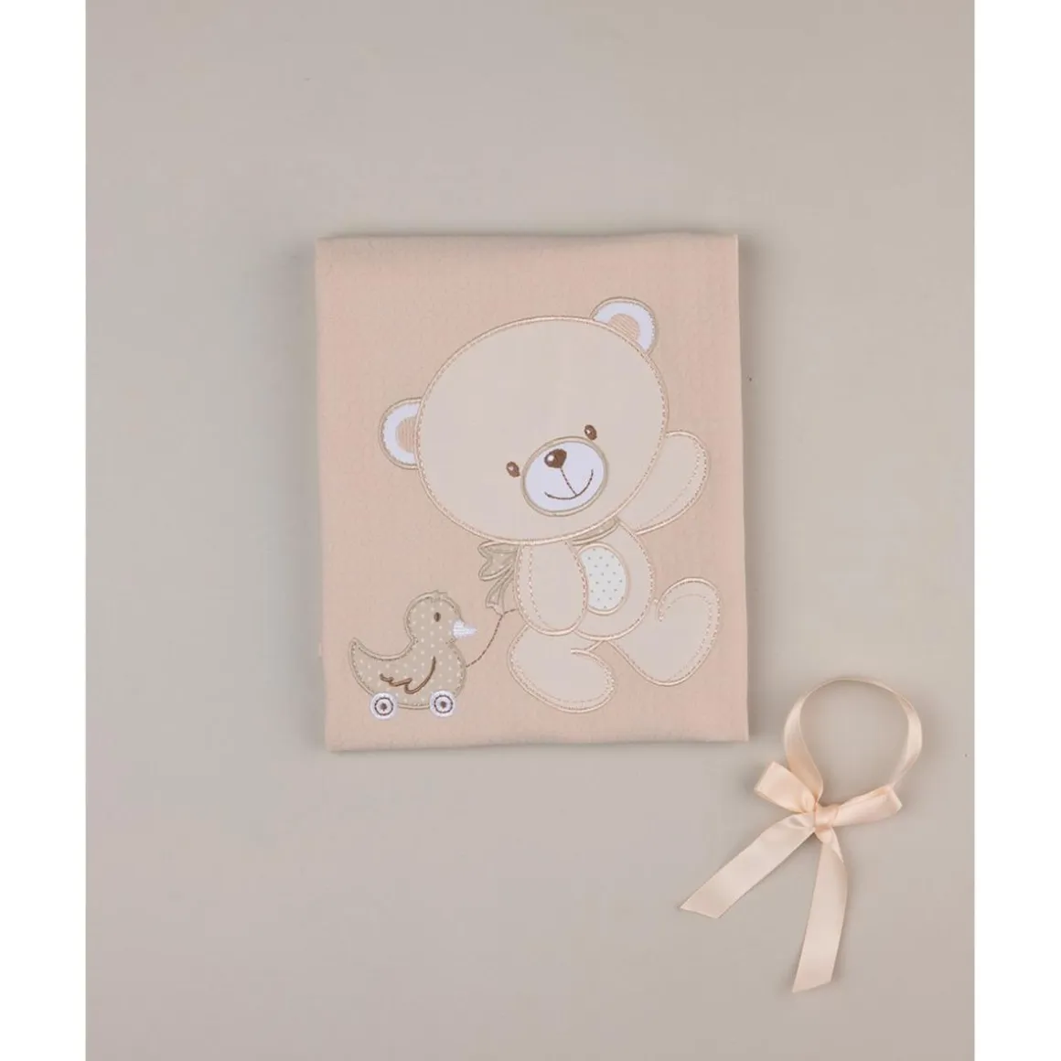 Manta de cuna con osito bordado