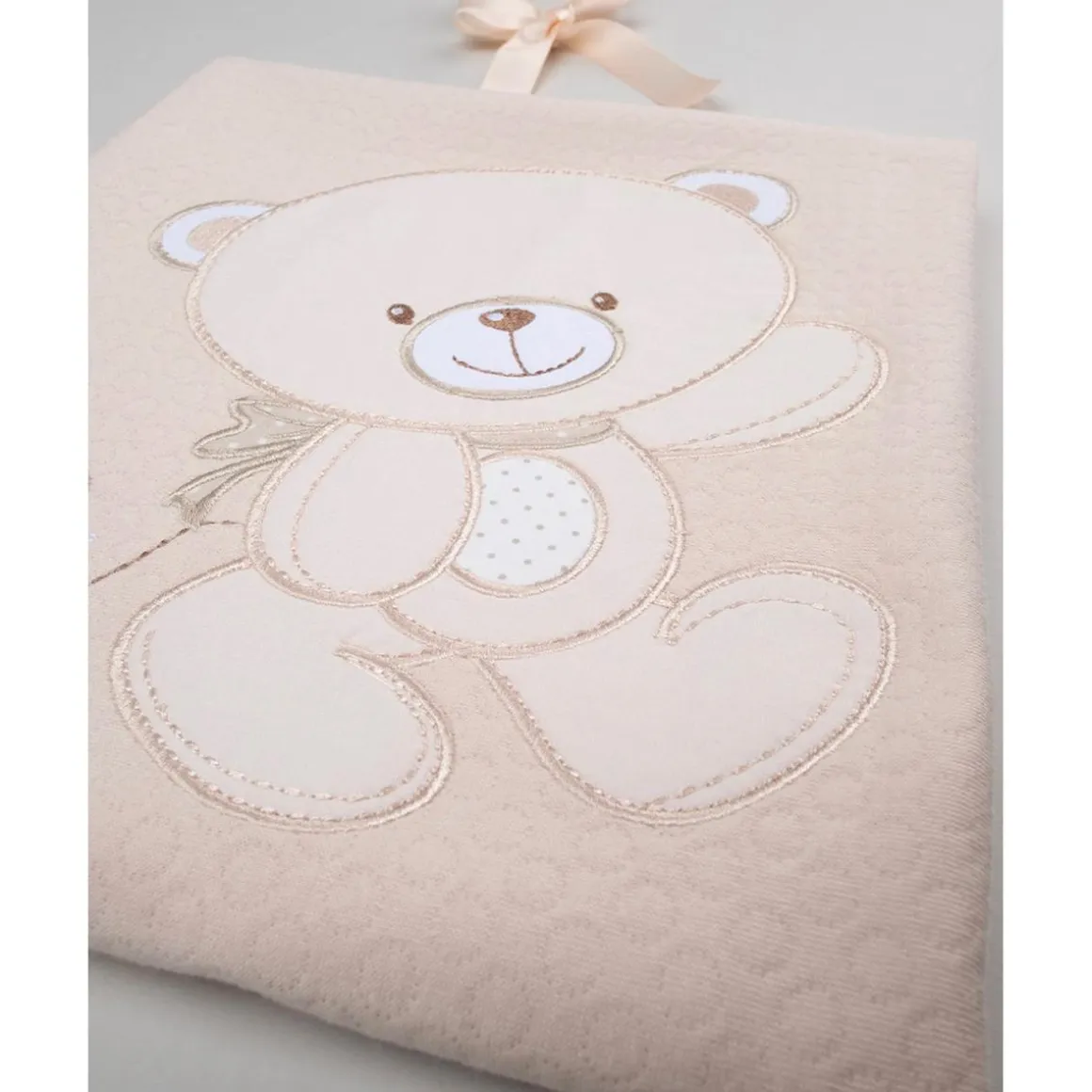 Manta de cuna con osito bordado