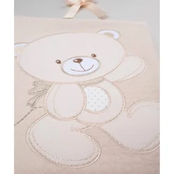 Manta de cuna con osito bordado