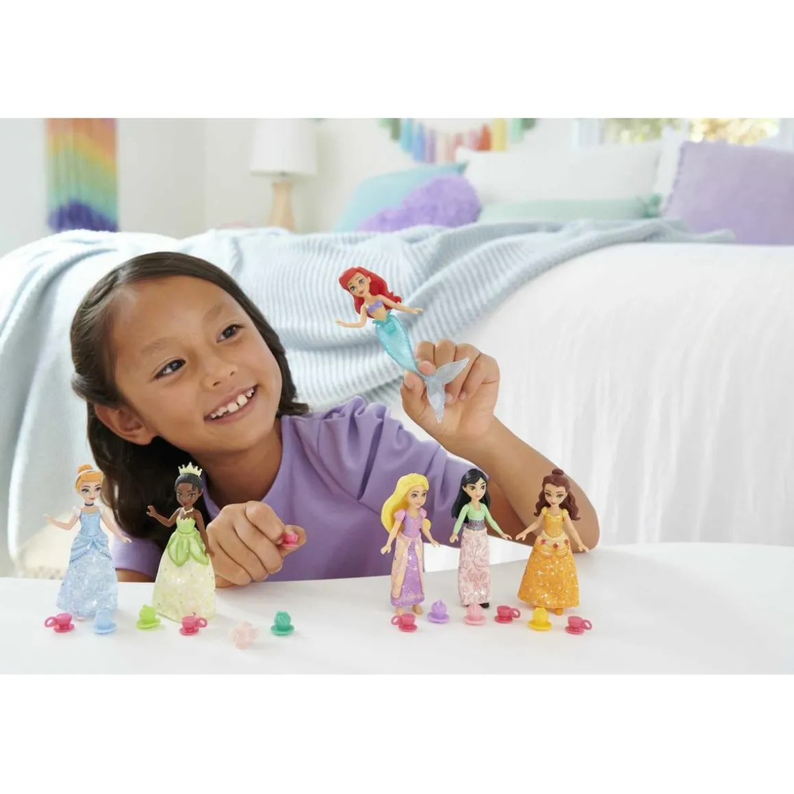 Mattel - Pack 6 muñecas pequeñas Fiesta del té con accesorios ㅤ