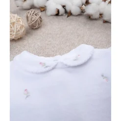 Monito de bebé blanco con osito de regalo