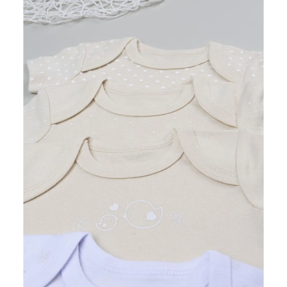 Pack 5 bodies de manga corta para niña en beige y blanco