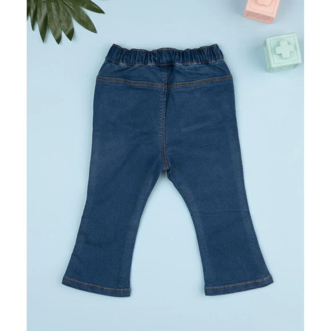 Pantalón campana denim niña con bordados florales