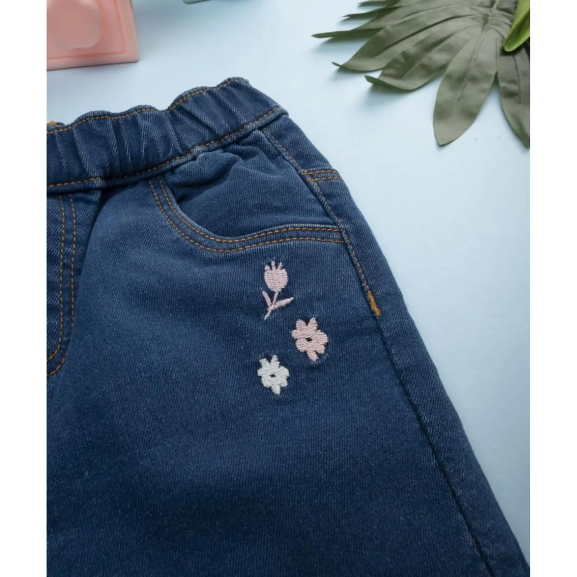 Pantalón campana denim niña con bordados florales