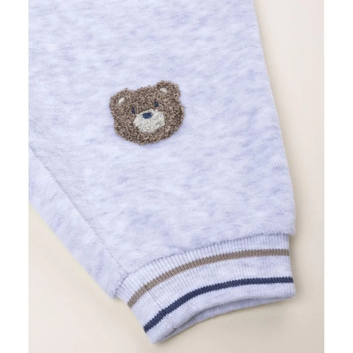 Pantalón de terciopelo gris claro con parche de osito