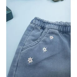 Pantalón denim claro niña con flores bordadas