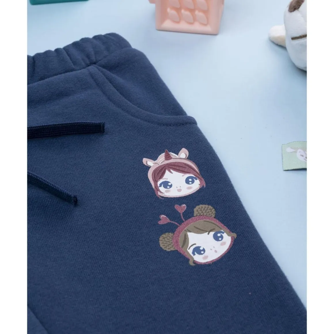Pantalón felpado niña azul con estampado