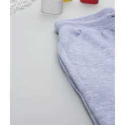 Pantalón gris de niño con estampado Pokémon