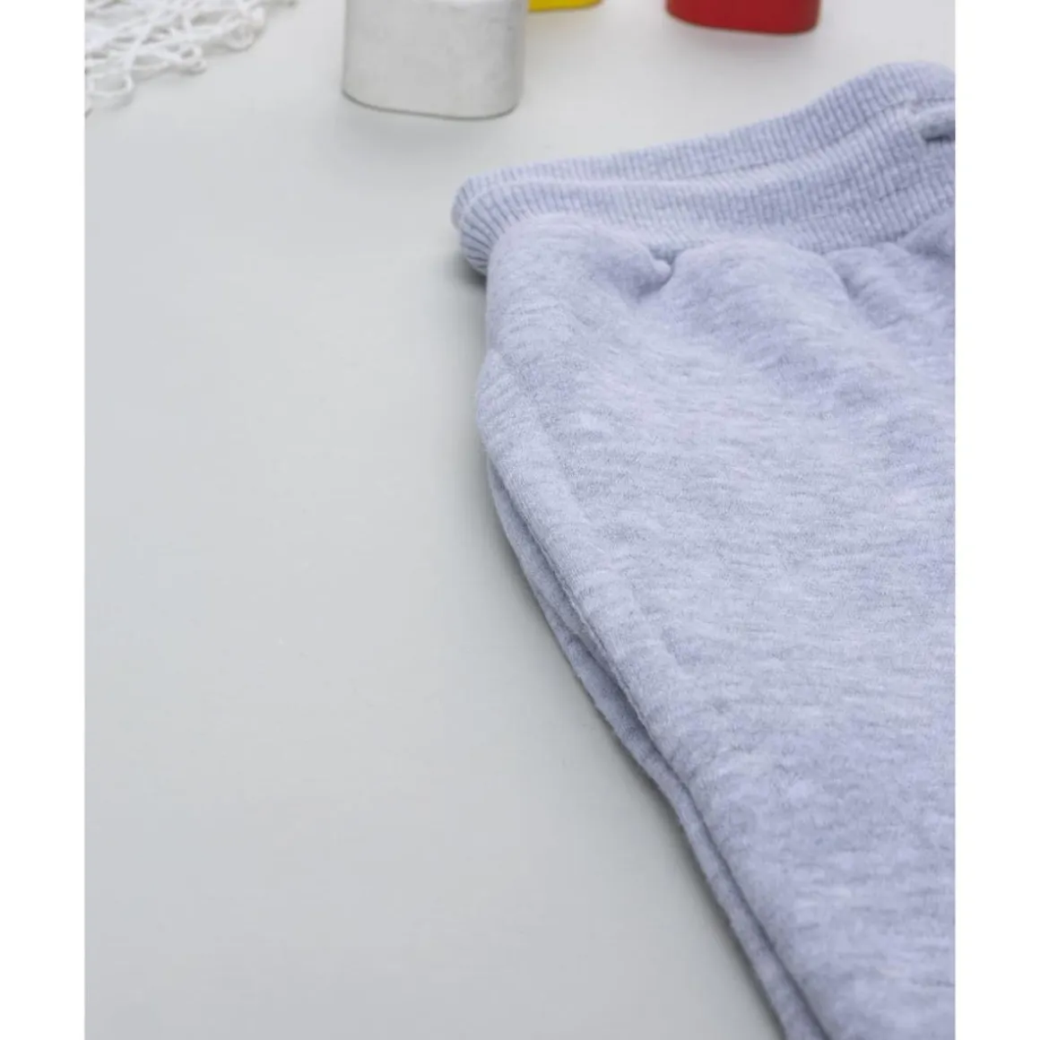 Pantalón gris de niño con estampado Pokémon