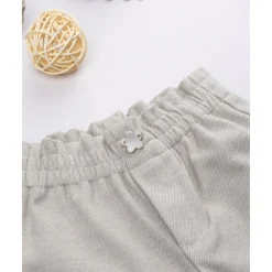 Pantalón niña beige con bolsillos y bordados