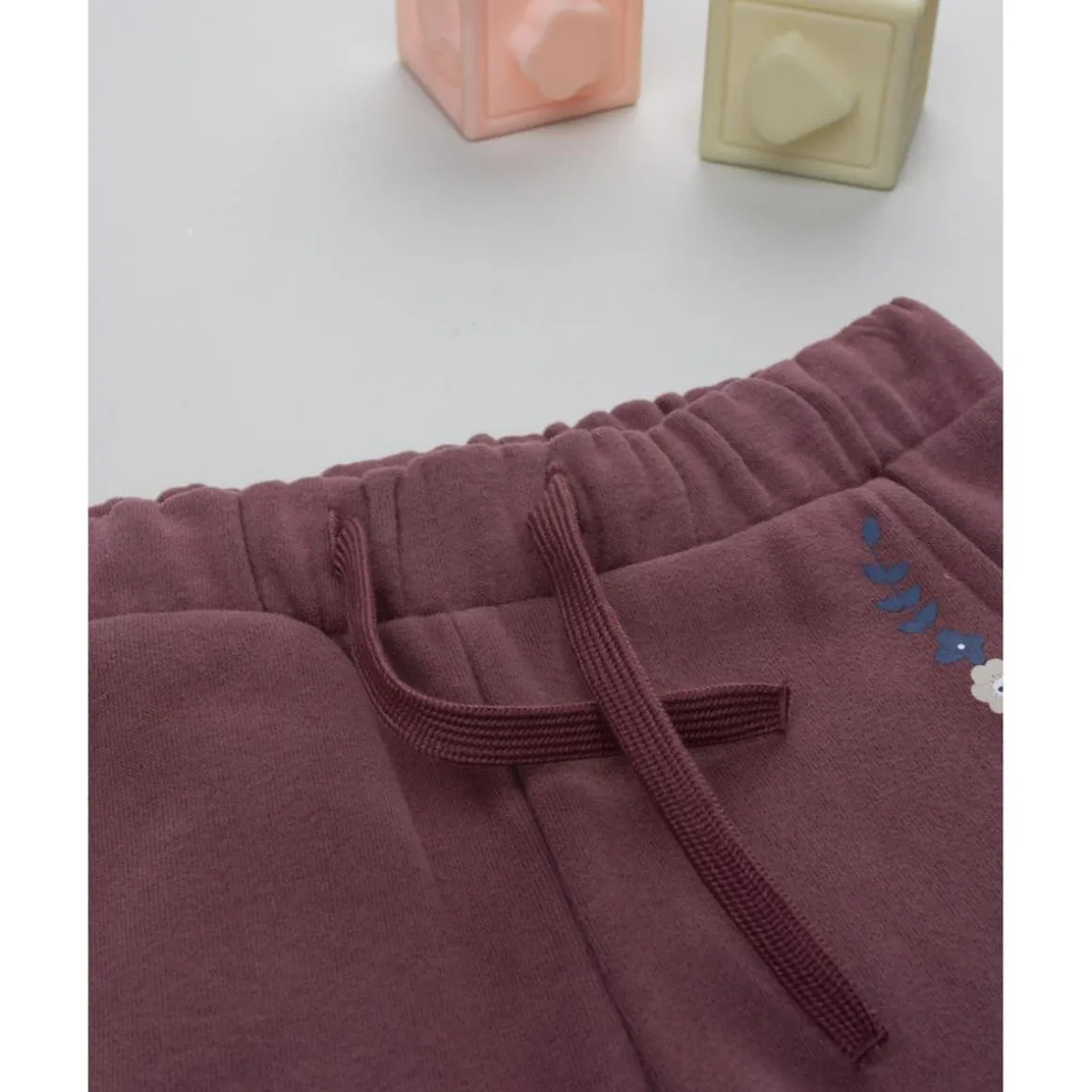 Pantalón niña rosa oscuro con bordados florales