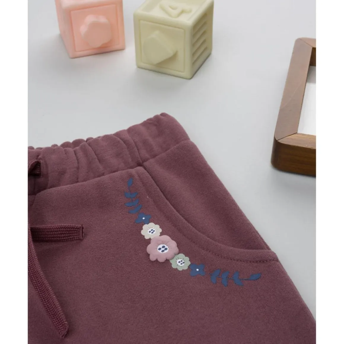 Pantalón niña rosa oscuro con bordados florales