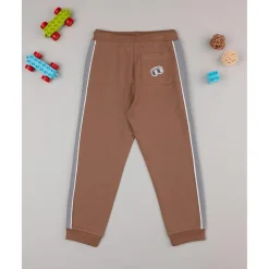 Pantalón niño marrón con bandas laterales