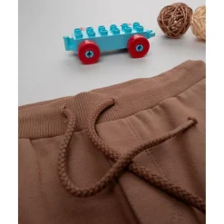 Pantalón niño marrón con bandas laterales