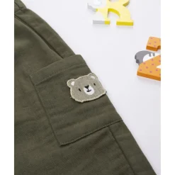 Pantalón niño verde con bolsillos cargo y oso