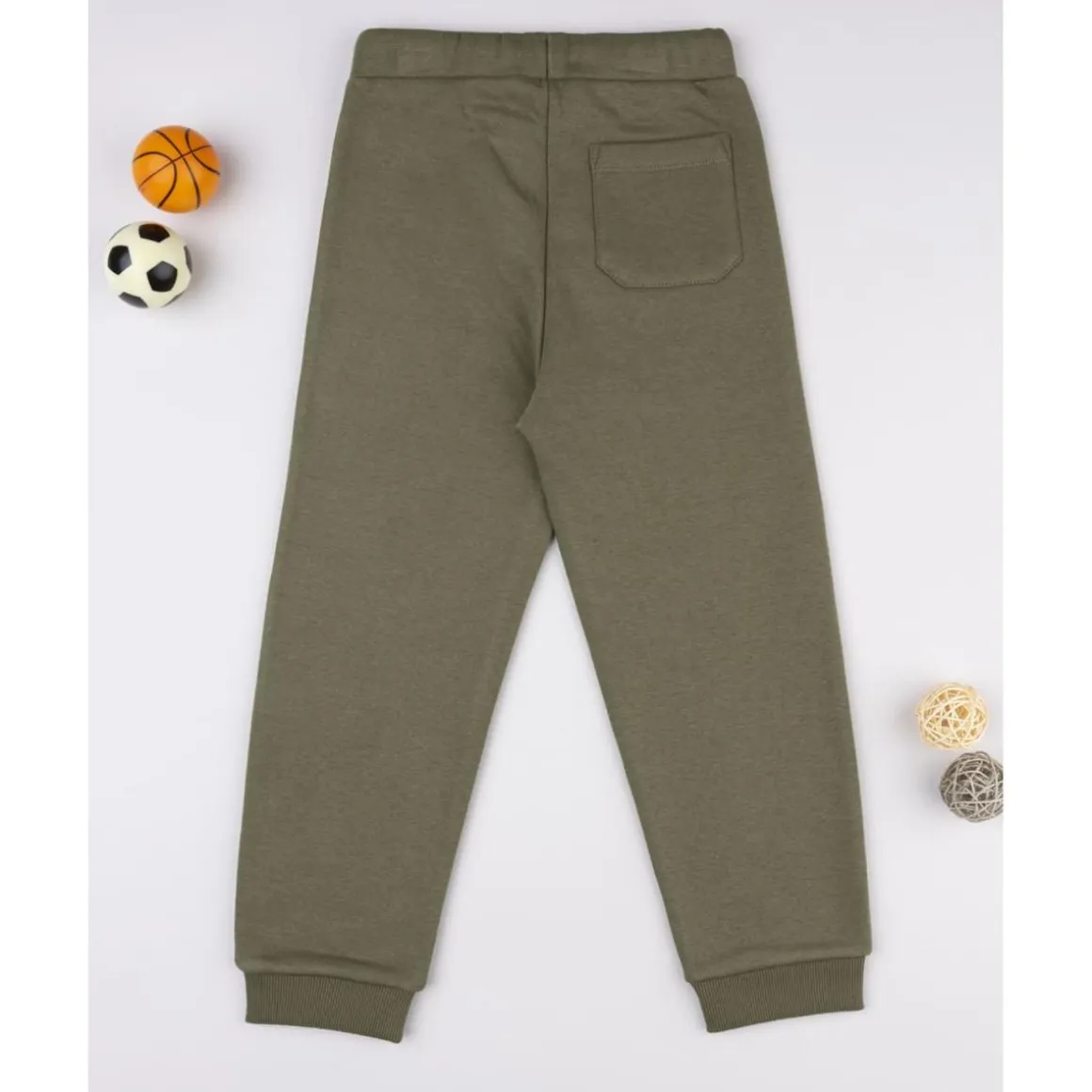 Pantalón verde con estampado para niño