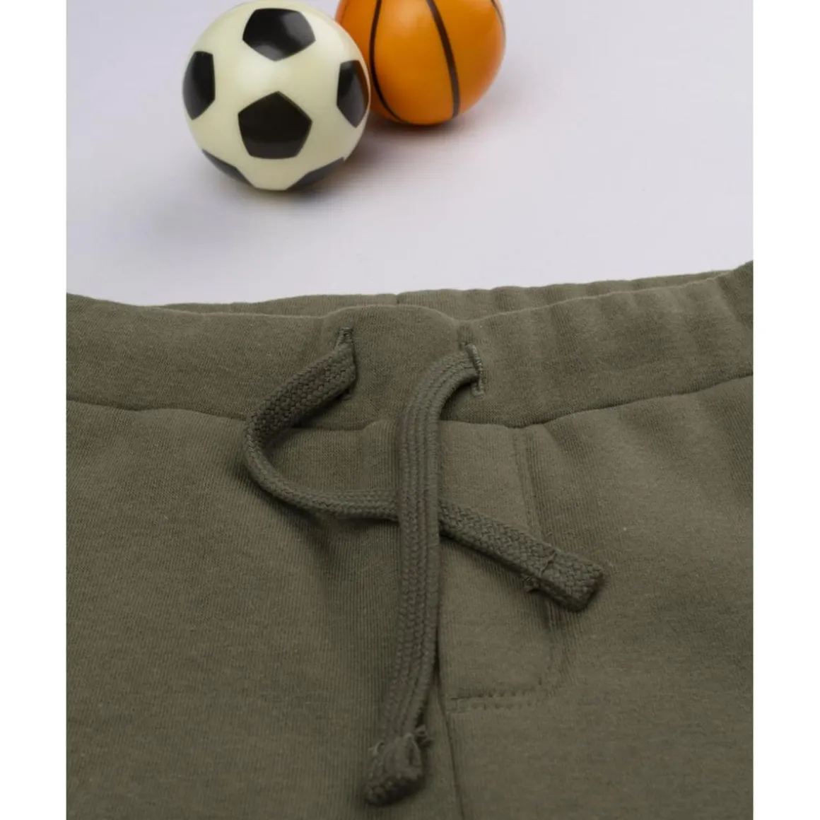 Pantalón verde con estampado para niño