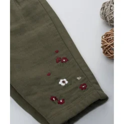Pantalón verde de niña con bordados