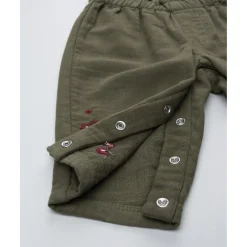 Pantalón verde de niña con bordados