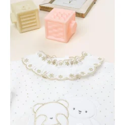 Pelele bebé de terciopelo blanco con bordado dorado