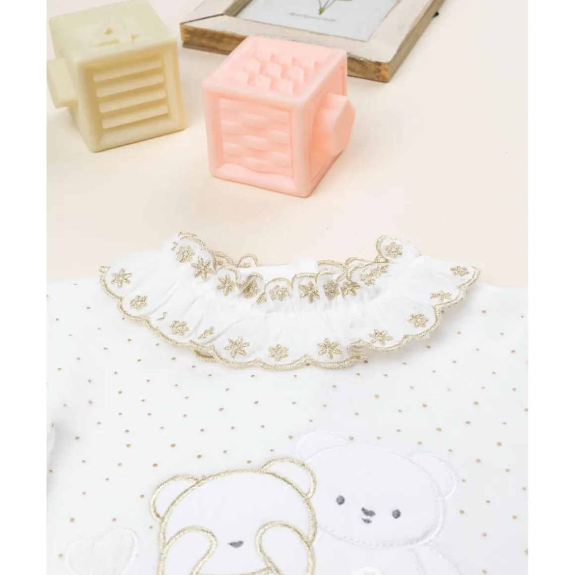 Pelele bebé de terciopelo blanco con bordado dorado