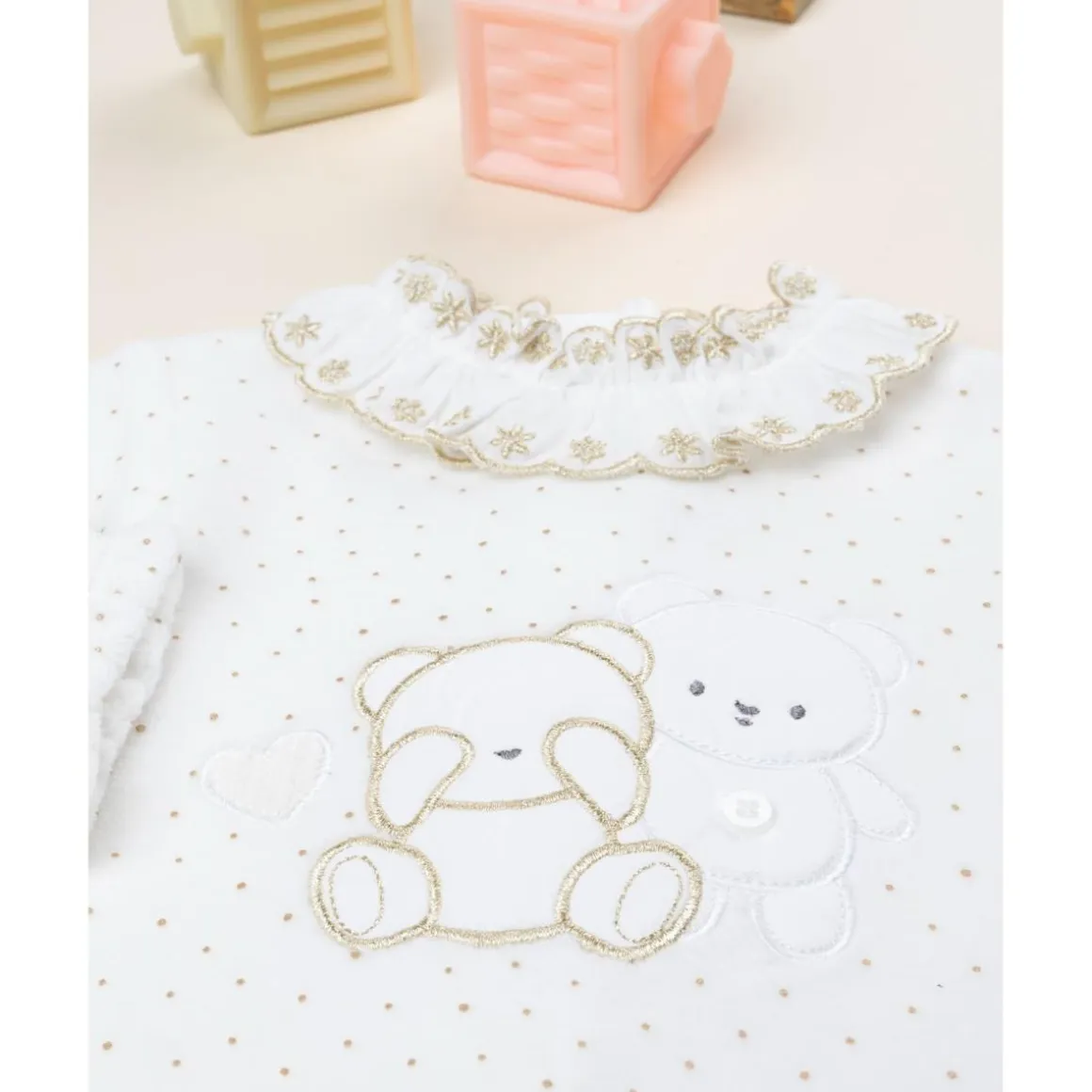 Pelele bebé de terciopelo blanco con bordado dorado
