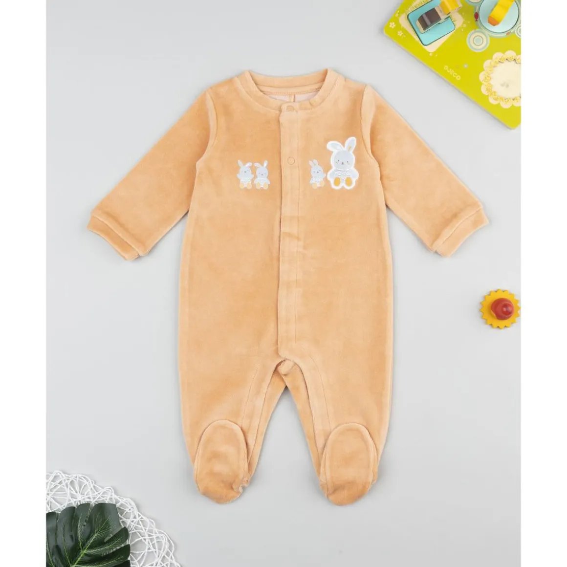 Pelele unisex naranja con conejitos para recién nacido