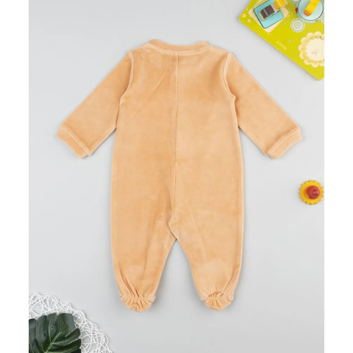 Pelele unisex naranja con conejitos para recién nacido
