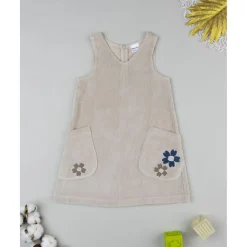 Peto de pana beige con detalle floral para niña