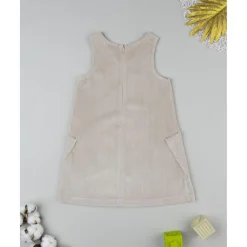 Peto de pana beige con detalle floral para niña