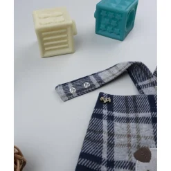 Peto escocés azul de niño con perrito