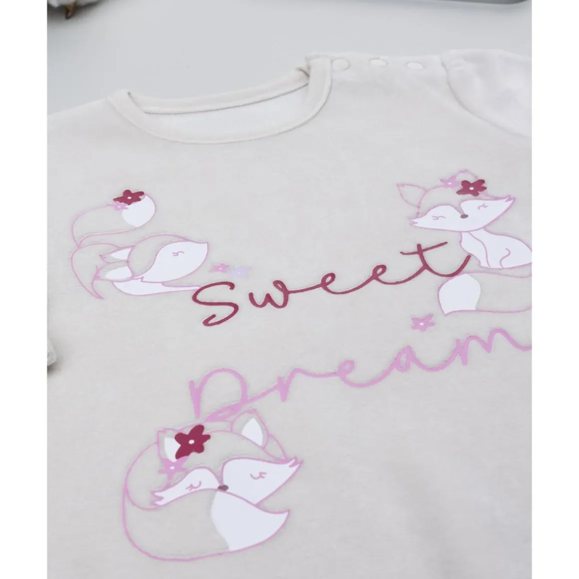 Pijama de niña beige con zorros