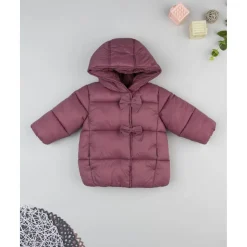 Plumífero rosa con lazos para niña