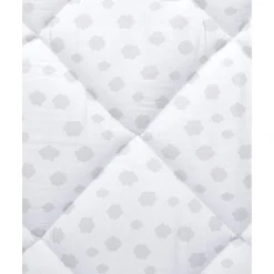 Protector de cuna con estampado de nubes