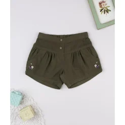 Shorts de niña verdes con bordado floral
