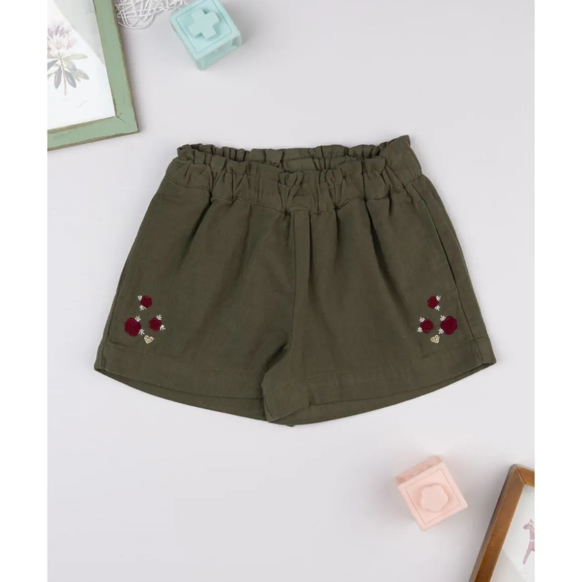 Shorts verdes de niña con bordados