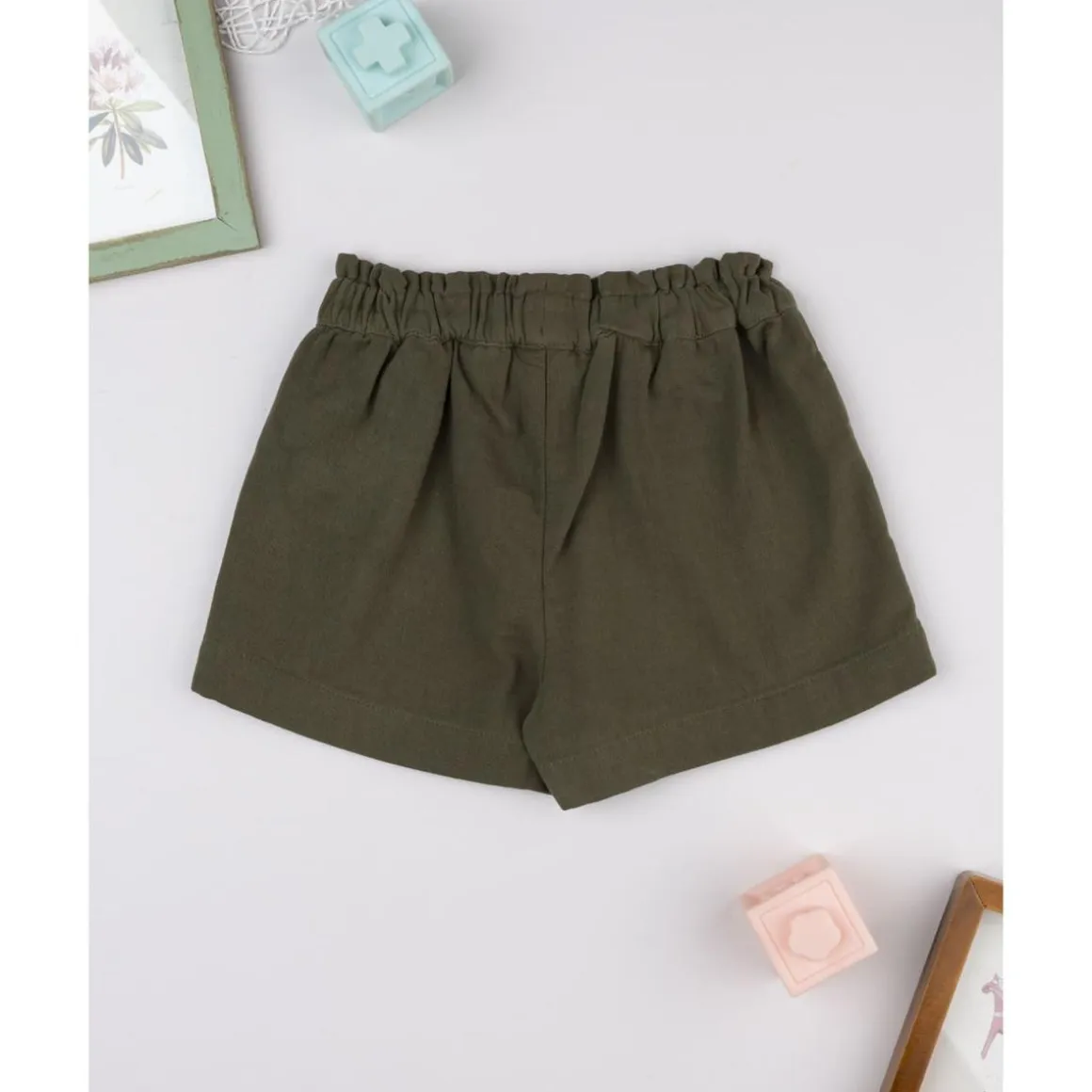 Shorts verdes de niña con bordados