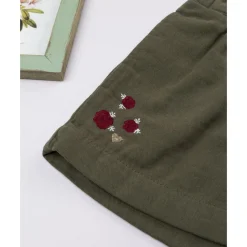 Shorts verdes de niña con bordados
