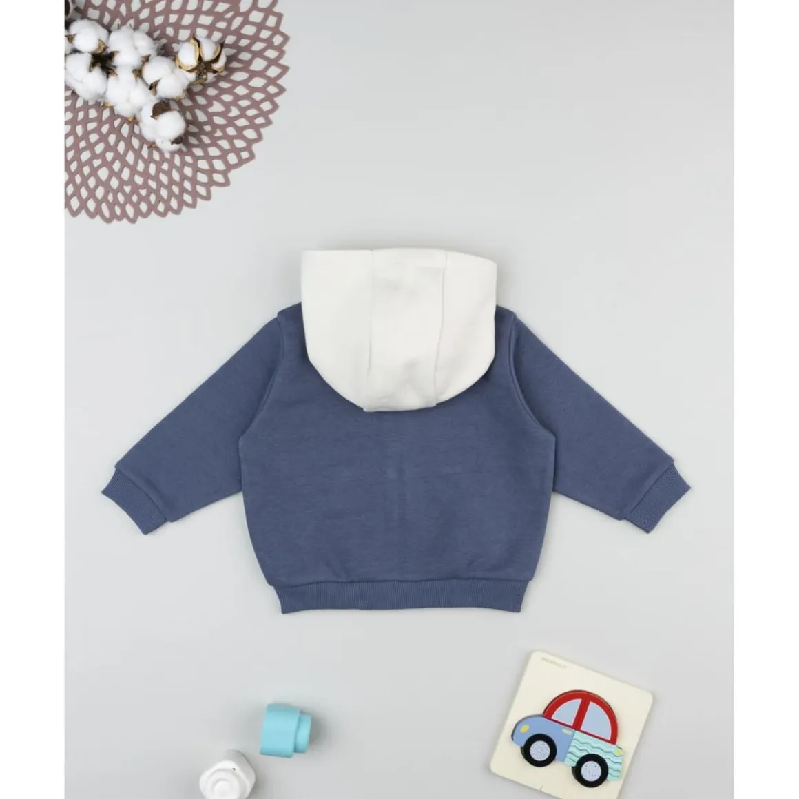 Sudadera azul con capucha y estampado para niño