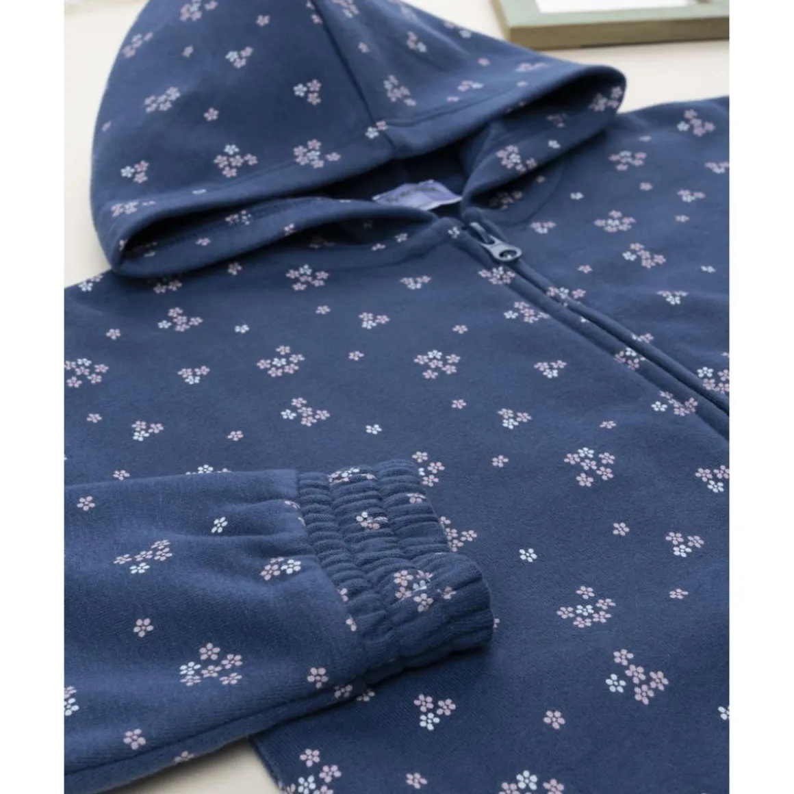 Sudadera azul con flores allover para niña