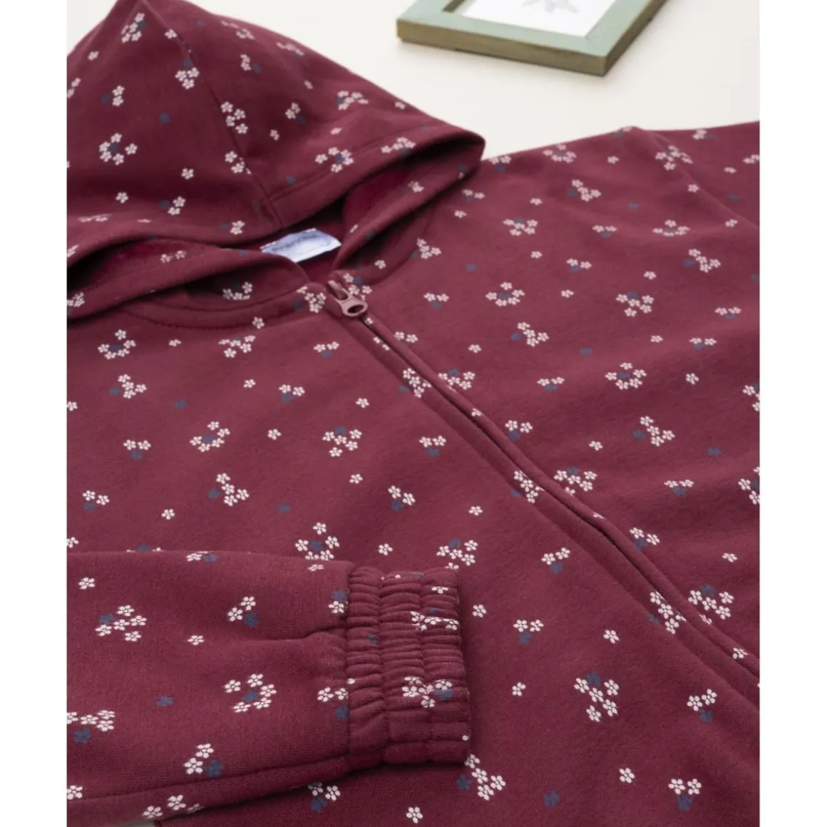 Sudadera burdeos con estampado de flores para niña