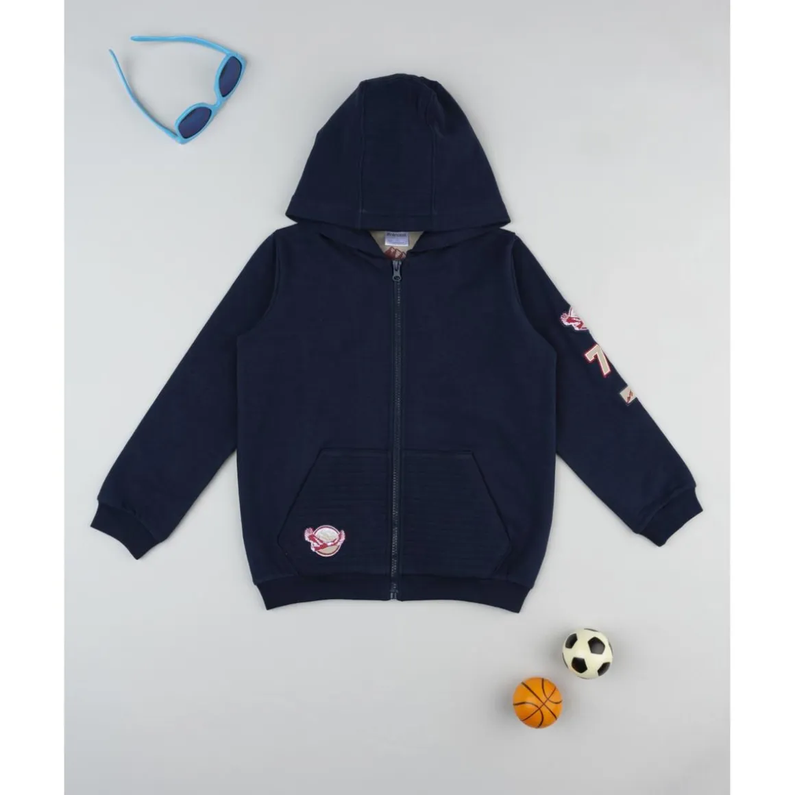 Sudadera con capucha azul para niño con parche decorativo
