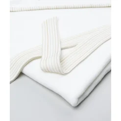 Toalla cuadrada blanca con conejito