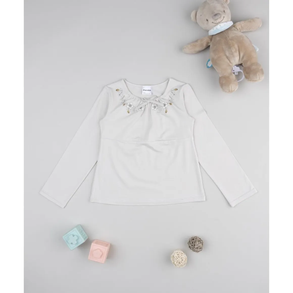 T-shirt beige con cuello bordado para niña
