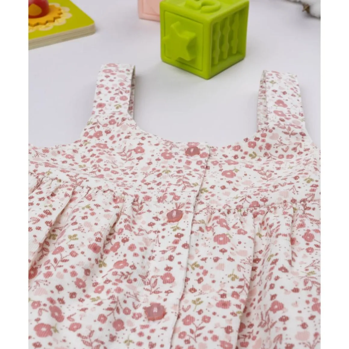 Vestido de tirantes con estampado floral para niña