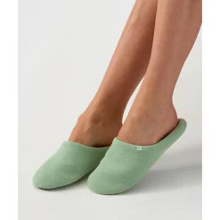 Zapatillas verdes de canalé con pequeño corazón