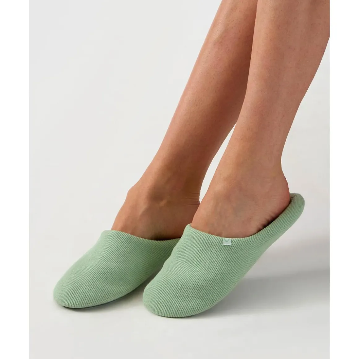 Zapatillas verdes de canalé con pequeño corazón